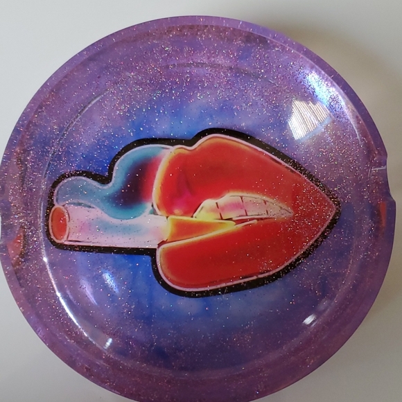 Resin ashtray - Picture 2 of 6